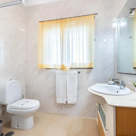 Coolhouses Algarve Luz, 5 Bed & Pool, Casa N