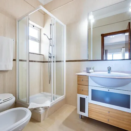 Coolhouses Algarve Luz, 5 Bed & Pool, Casa N