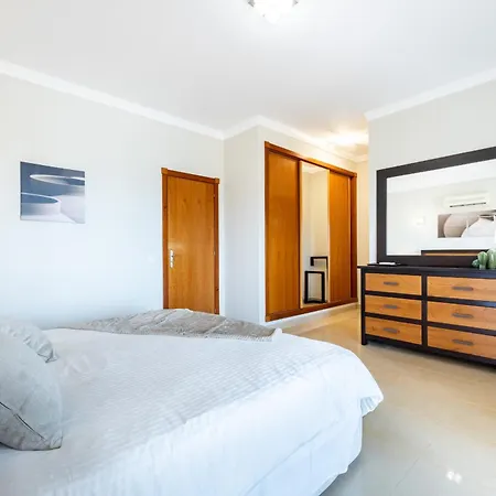Coolhouses Algarve Luz, 5 Bed Villa & Pool, Casa N