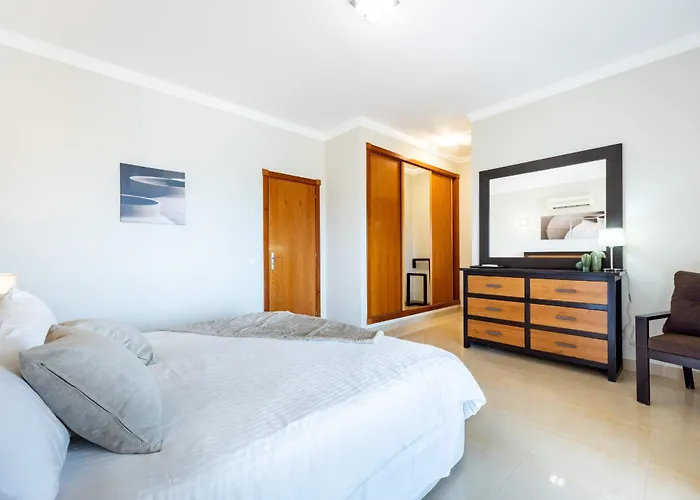 Coolhouses Algarve Luz, 5 Bed & Pool, Casa N