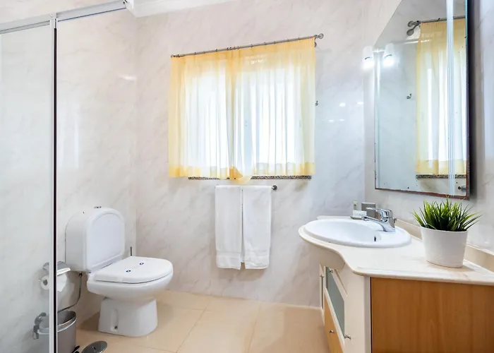 Coolhouses Algarve Luz, 5 Bed & Pool, Casa N