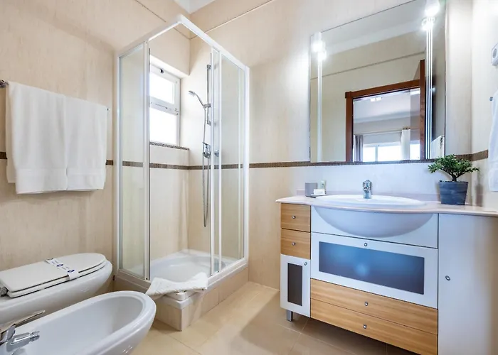 Coolhouses Algarve Luz, 5 Bed & Pool, Casa N